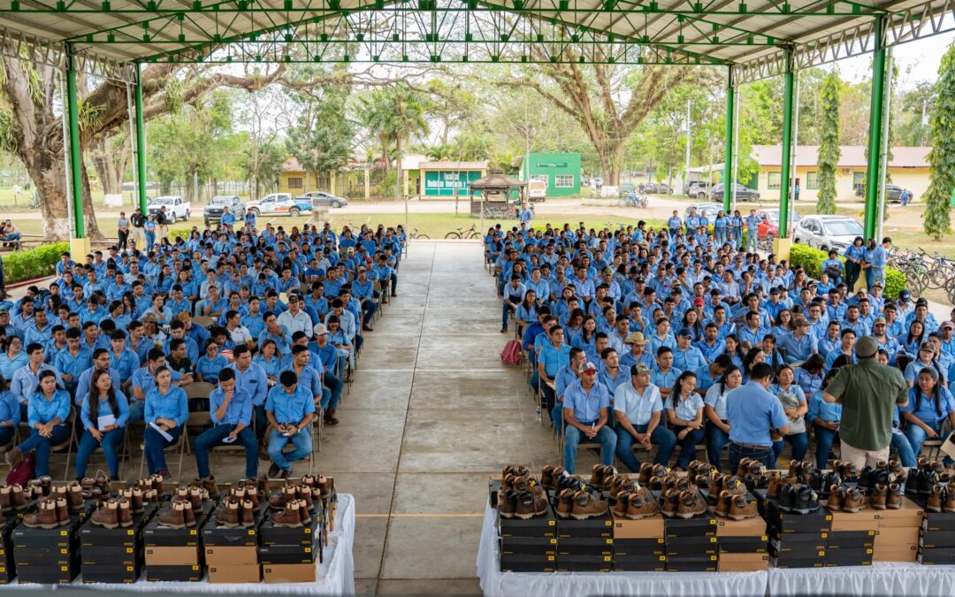 EL GOBIERNO DE LA PRESIDENTA XIOMARA CASTRO ENTREGA 400 PARES DE CALZADO Y 16 COMPUTADORAS A ESTUDIANTES DE LA UNAG