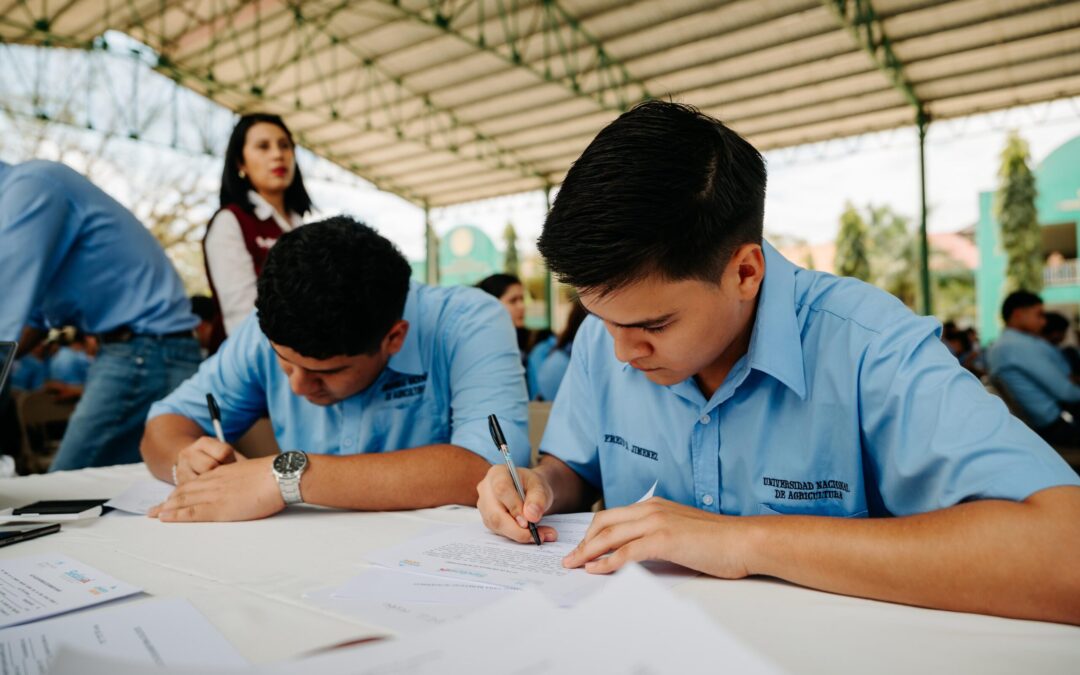 MÁS DE 250 ESTUDIANTES DE LA UNAG FIRMAN CONTRATOS DE REINGRESO AL PROGRAMA BECAS SOLIDARIAS EN EL 2025